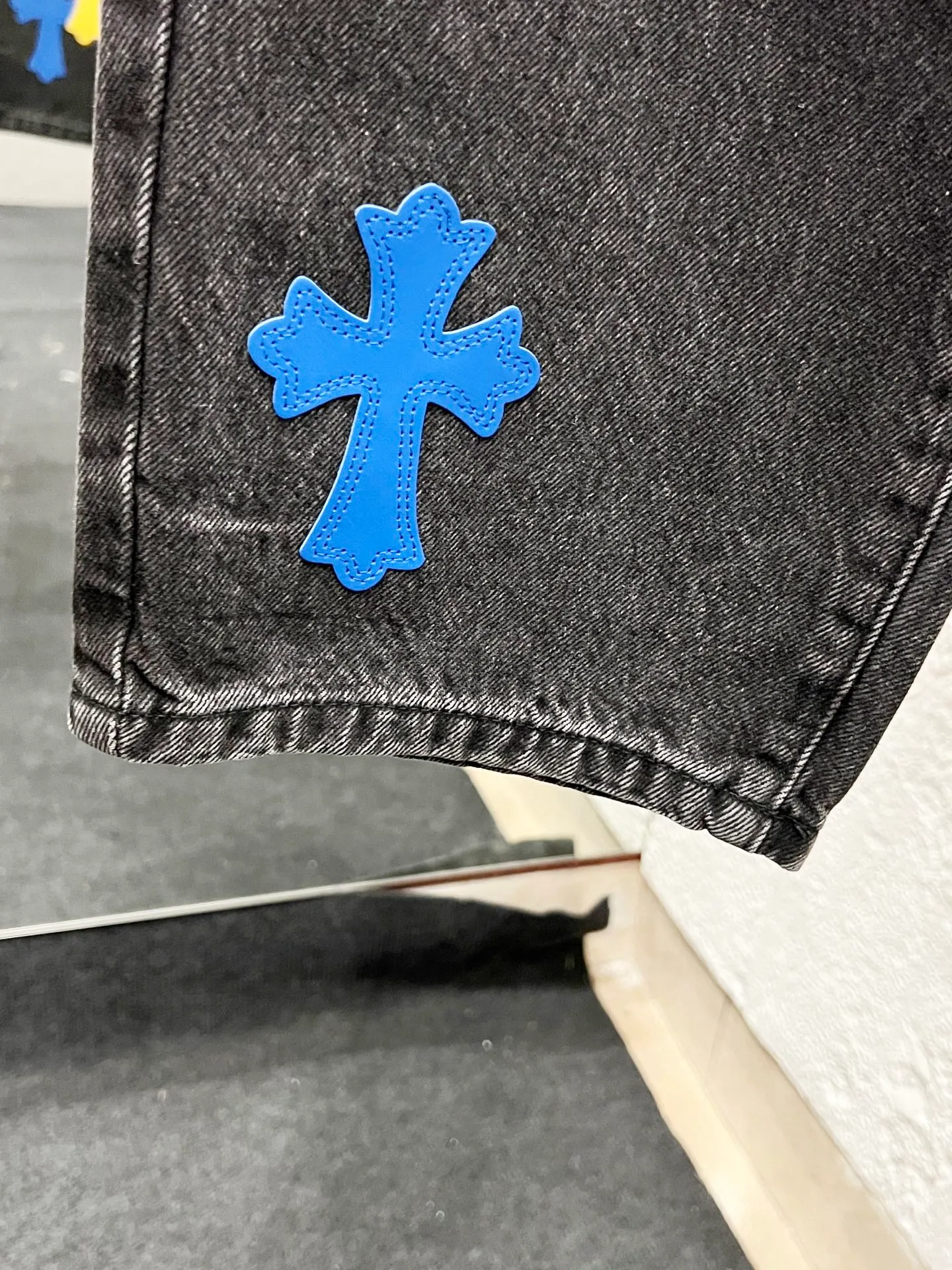 🅿️270 Style No.: H929 Chrome hearts & Chrome hearts 25ss blue and yellow leather black pants cross patch leather jeans CH Chrome hearts double knee cross patch leather bo1 version logging pants straight working pants B136 Chrome hearts cross Sanskrit overalls Counter price 24W level, patchwork cross flower embellishment, high waist washed jeans! ! Absolutely high-end luxury products, 1.9W level god-level single products, super popular products, made by top heavy industry, not to be missed. About Zangyin, this is an extremely luxurious fashion brand, which can also be called the nobles of the high street. It has always been an exclusive brand of some hipsters or rich second generation. Compared with ordinary high streets, it is more luxurious and noble. Compared with luxury brands, it has a more fashionable personality and has always been a brand that I have a special liking for. Imported yarn is custom-woven into a high-density twill canvas. While ensuring a stiff silhouette, the fabric feels very delicate. It follows the B01 classic silhouette. The upper body is stiff and stylish. The ready-made garments are stone-ground and fermented and can be matched with any style. Buttons and zinc brushing are washed with genuine YKK retro metal products. Double-layered canvas on the front. Perfect details. All hardware is perfect. Size: 30-32-34-36 Color: blue-yellow leather and black pants.